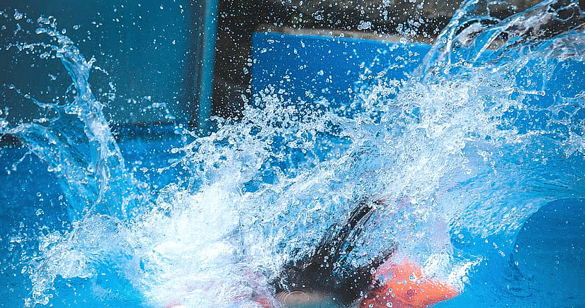 Spaß im Hallenbad mit Wasserrutsche